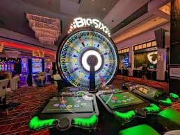 Sweet Bonanza menampilkan grid buah-buahan dengan fitur tumbling reels yang menciptakan kemenangan beruntun